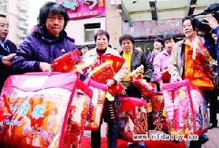 450户困难家庭收到节前礼物--相关图片